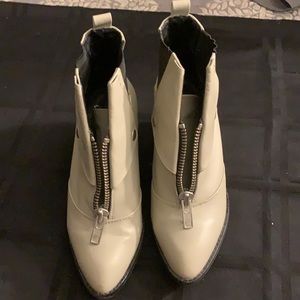 Very cute ankle booties size 6